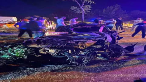Refüje çarpan otomobil hurdaya döndü: 2 yaralı