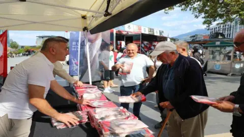 Bursa’da 30 Ağustos için bayraklar dağıtıldı