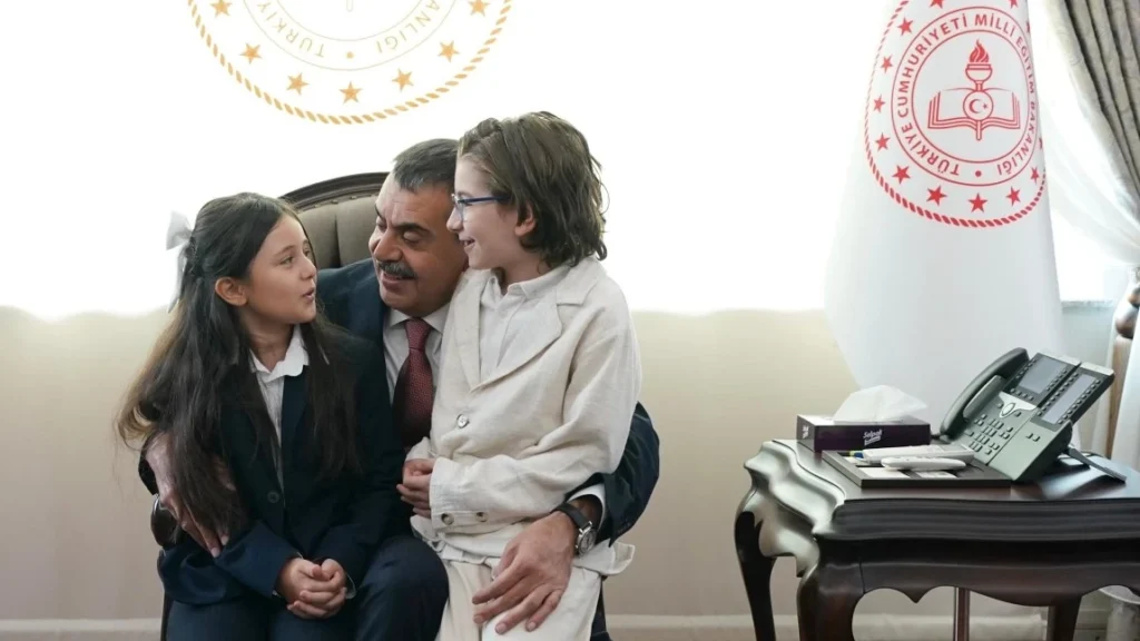 Cumhurbaşkanı Erdoğan ile şarkı söylemişlerdi... Bakan Tekin o çocukları ağırladı