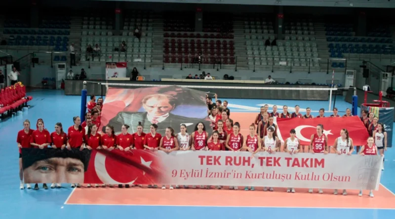 Aras Kargo Spor Kulübü’nün Ev Sahipliğinde Kadın Voleybol Takımları İzmir’in Kurtuluşunu Kutlamak için Sahadaydı