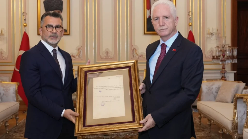 66 yıl sonra bulunan 127 yıllık mektup İstanbul Valiliği’ne teslim edildi