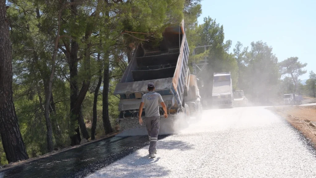 Antalya Kaş’ta 40 yıllık yol yenileniyor