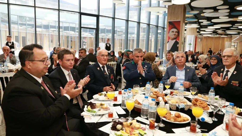 Bursa Osmangazi’de gaziler aynı sofrada