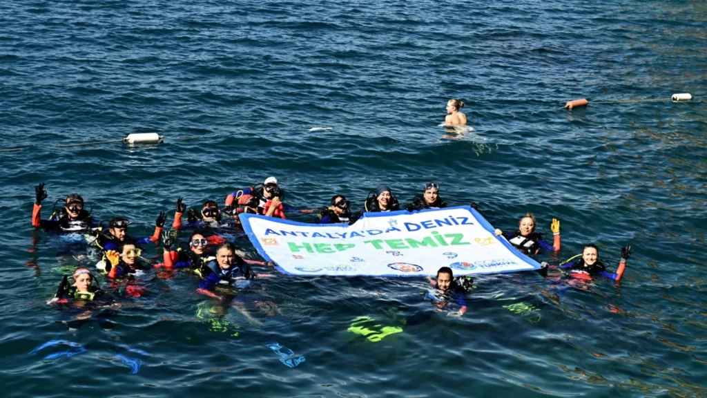 Antalya'da gönüllü dalgıçlardan Muratpaşa'da deniz dibi temizliği