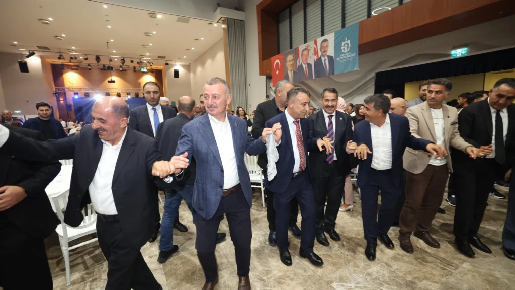 Başkan Büyükakın, Vanlıların halayına katıldı