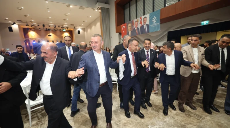 Başkan Büyükakın, Vanlıların halayına katıldı