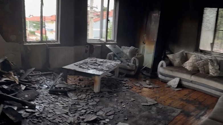 Yangında eşyaları kül olan aileye Sevgi Eli sahip çıktı