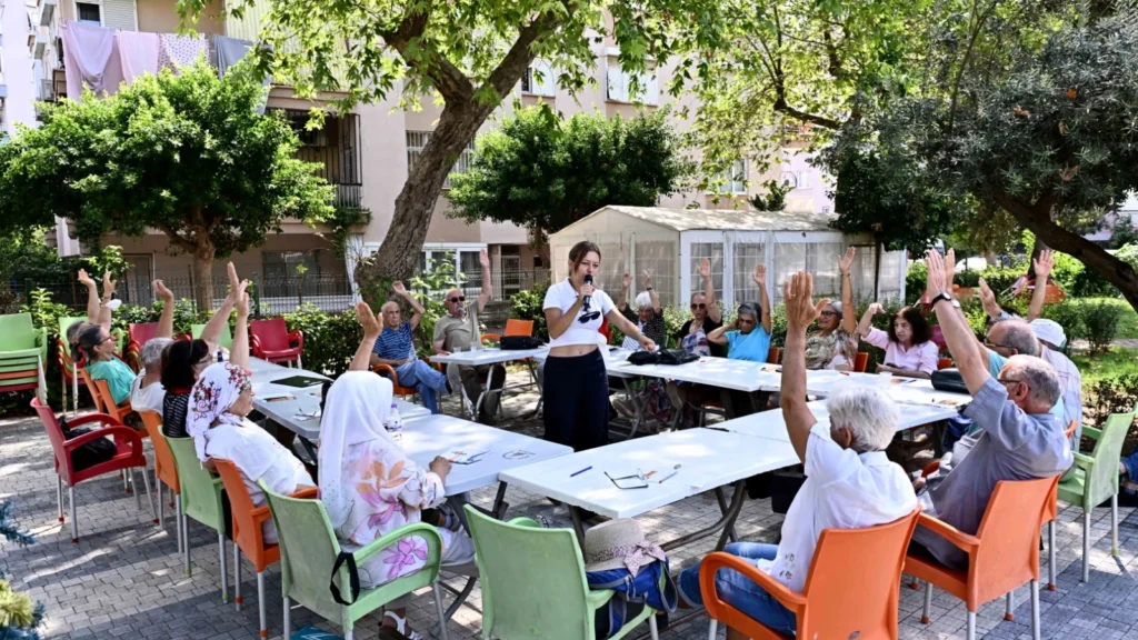 Alzheimer farkındalığı için Muratpaşa'da yaşlı evlerinde buluşuldu