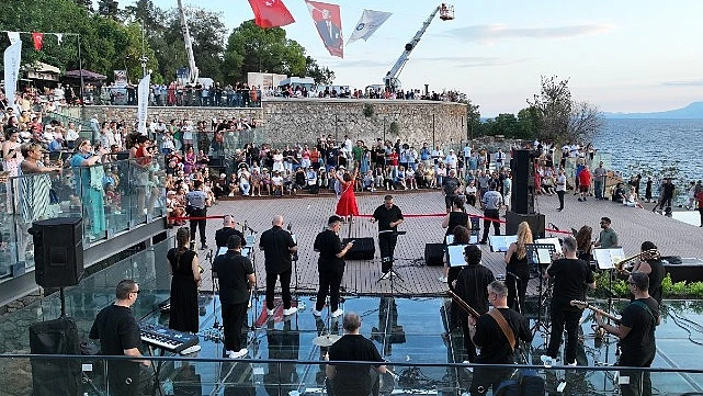 Hıdırlık Kulesi’nde gün batımı ve müzik keyfi yaşandı