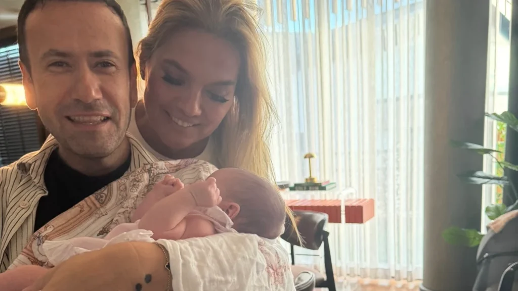 Demet Akalın ve Özgür Aras’tan Mihre bebek ziyareti