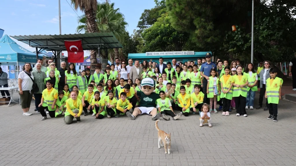 Gönüllüler Körfez’de 1 ton atık topladı