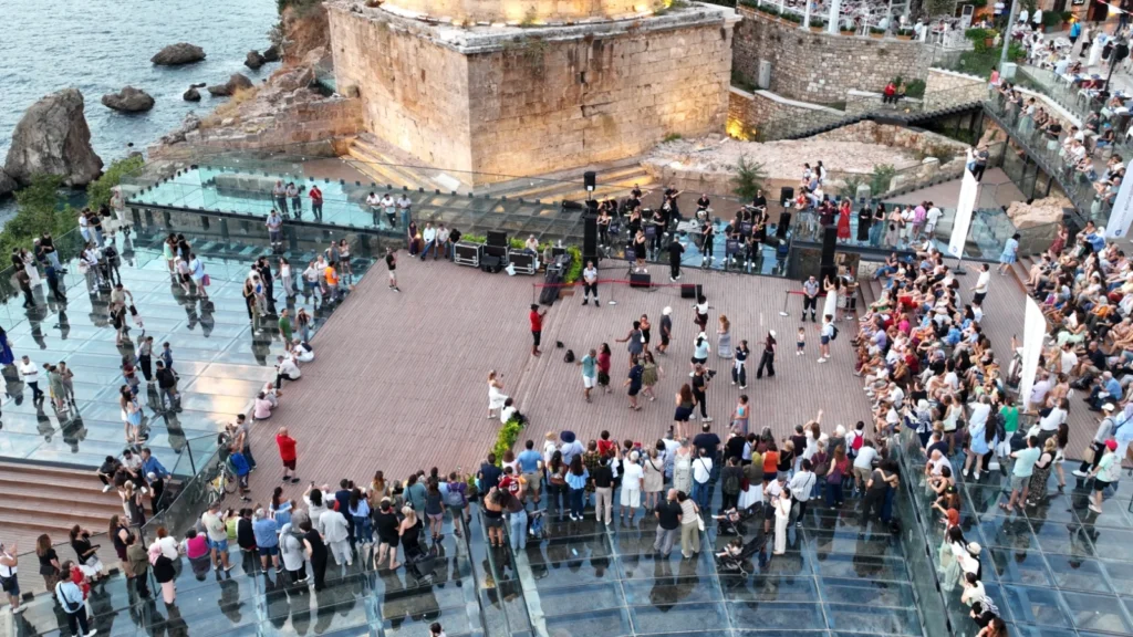 Antalya'da 2 bin yıllık atmosferde sanat ve manzara buluştu