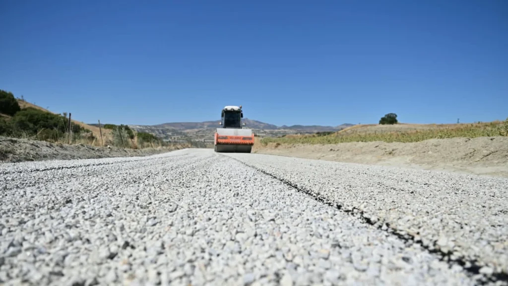 Manisa Selendi’de 26 yıllık yola ilk asfalt