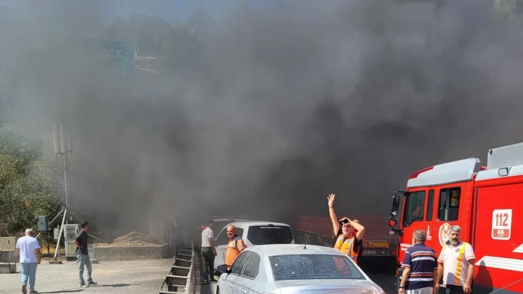 Bayraklı Tünelleri’ndeki tır yangını kısa sürede söndürüldü