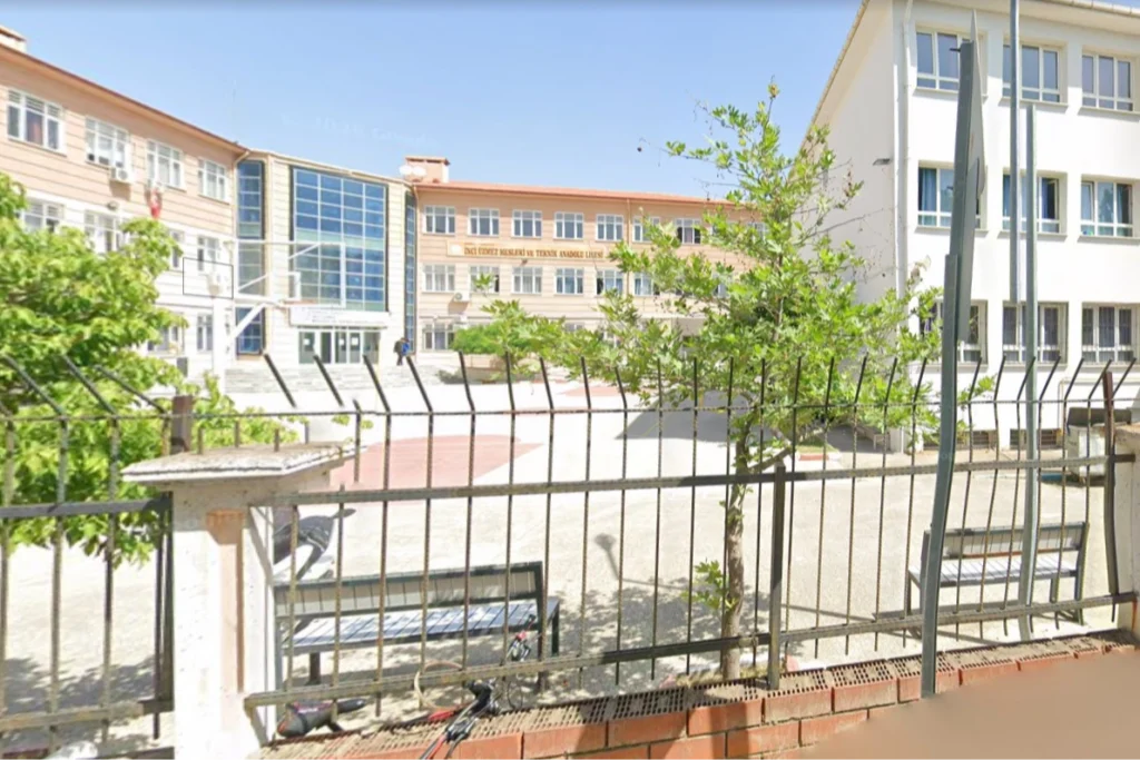 Turgutlu’da Okul Yakınında Silahlı Saldırı: 8 Yaralı