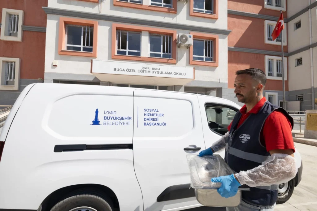 İzmir’de Özel Gereksinimli Öğrencilere Sıcak Yemek