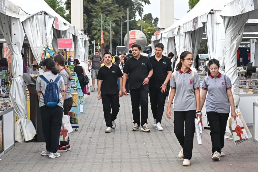 İZKİTAP'ta Dördüncü Gün: Kültürpark'ta Kitap Buluşması