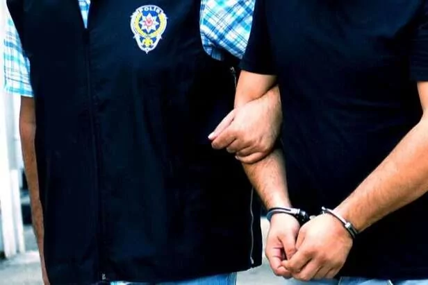 İzmir merkezli vatandaşlık soruşturmasında 3 gözaltı
