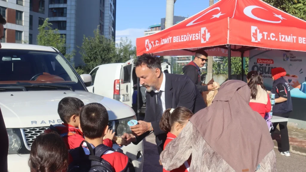 İzmit'te Beslenme Saati projesi okullarda poğaça dağıttı