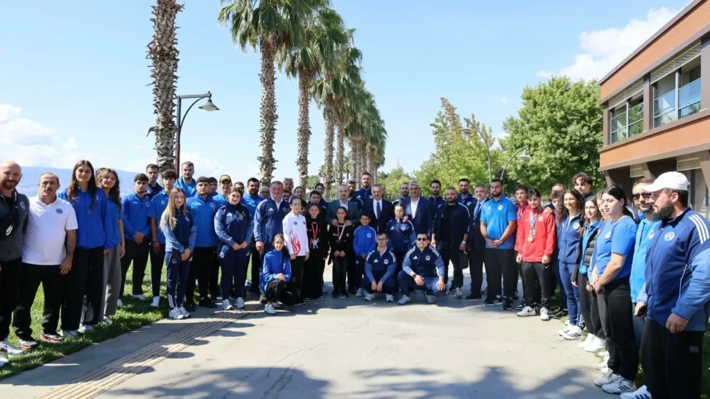 Kocaeli'de Büyükakın, Kağıtspor'un madalyalı sporcularıyla buluştu
