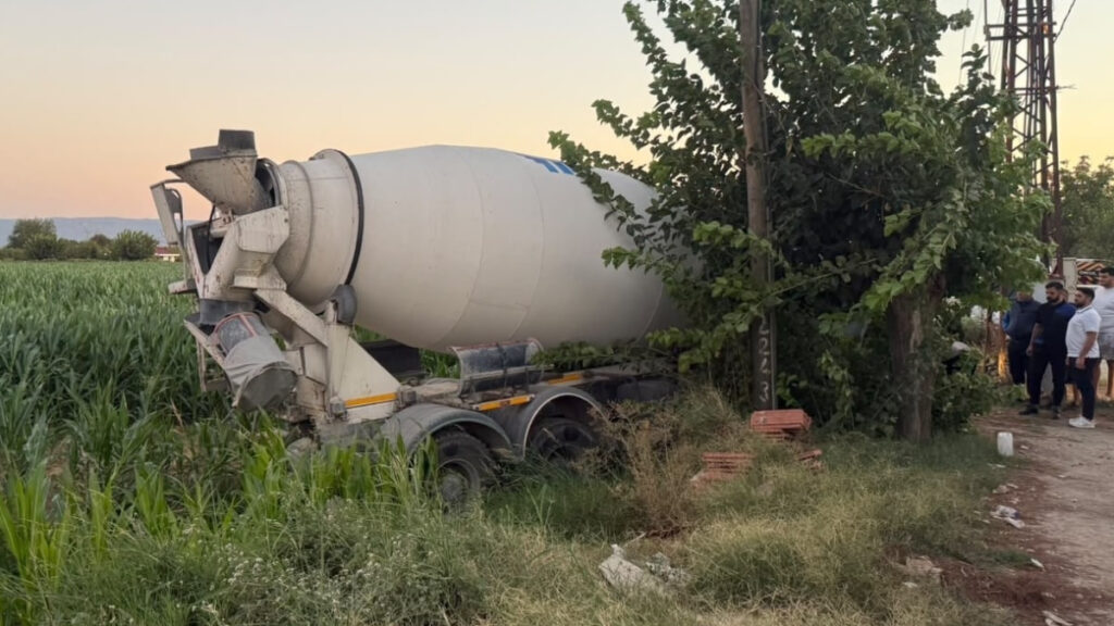 Aydın'da kalp krizi geçiren beton mikseri sürücüsü öldü, 9 yaralı