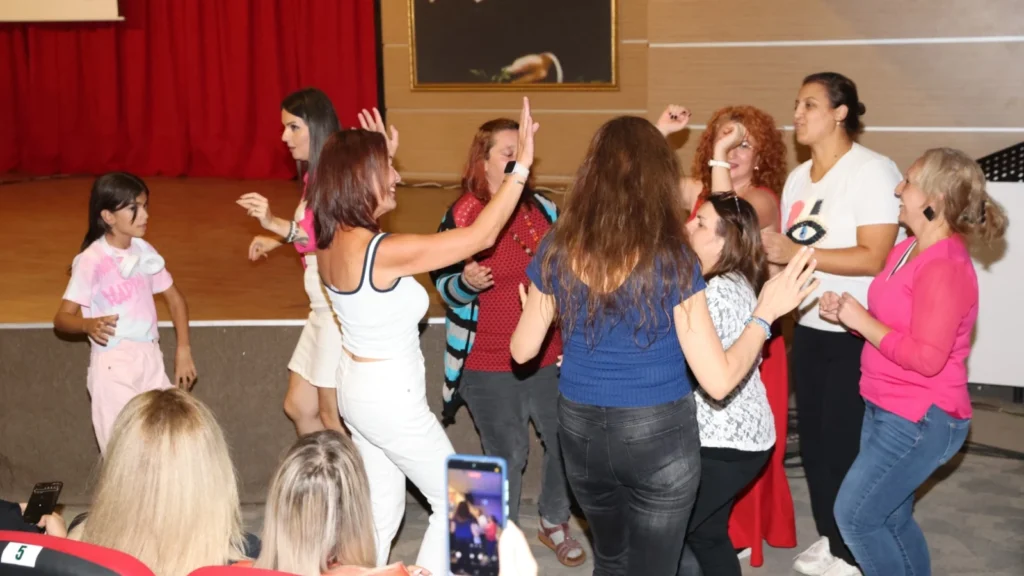 Çiğli Komedi Akşamları yeni sezonu Roman gecesiyle açtı