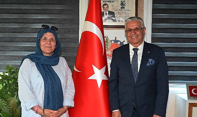 Kemer Belediye Başkanı Topaloğlu eski öğrencisiyle buluştu