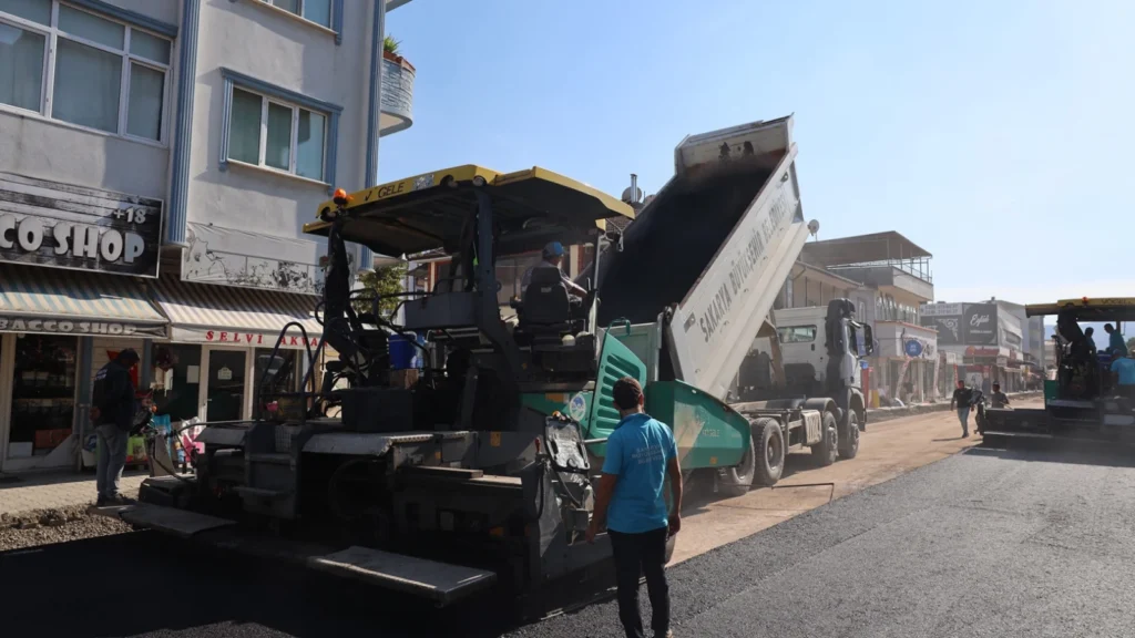 Arifiye Atatürk Caddesi'nde üstyapıda ikinci etap sona yaklaştı
