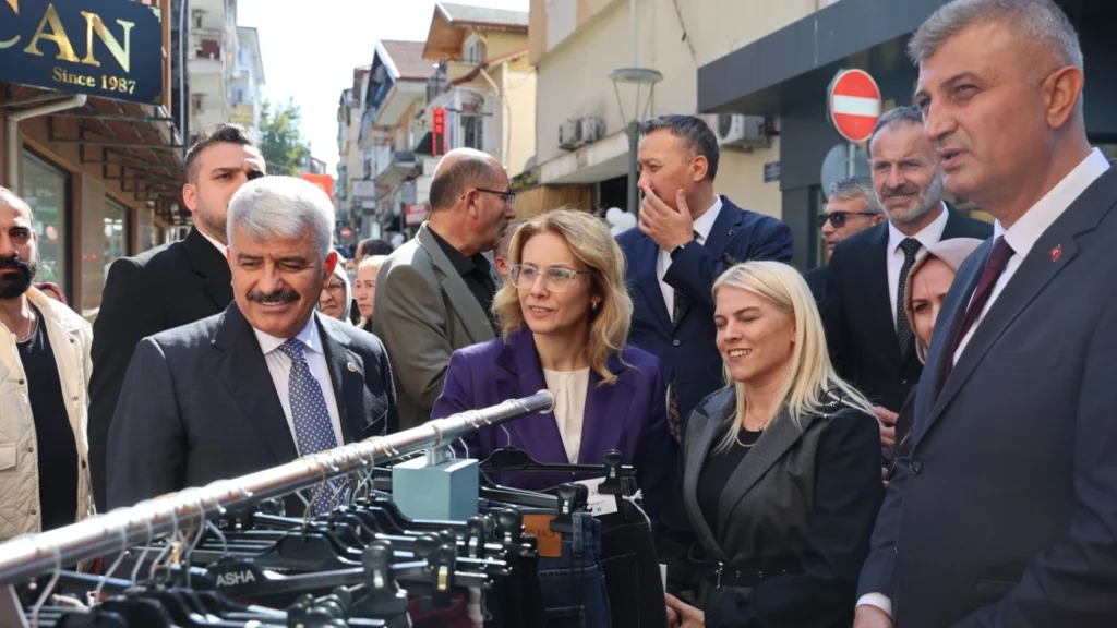 Gölcük Alışveriş Festivali ilçede ticareti canlandırdı