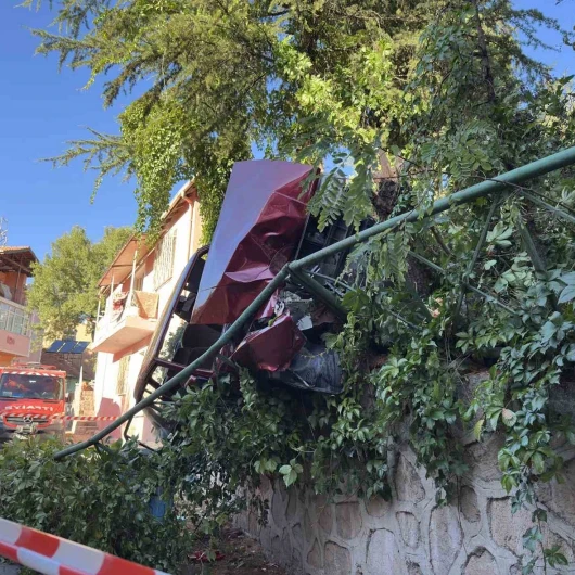 Uşak'ta kaza: Kontrolden çıkan otomobil duvarda asılı kaldı