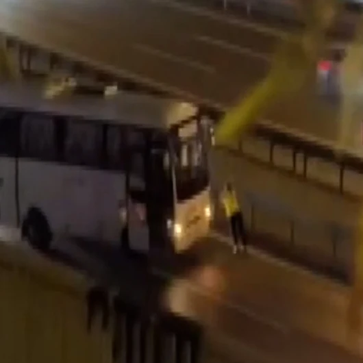 Sultangazi'de kadın trafik polisi arızalı midibüsü tek başına itti