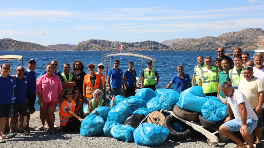 Muğla'da kıyı temizliği: Söğüt'te iki saatte 1 ton atık