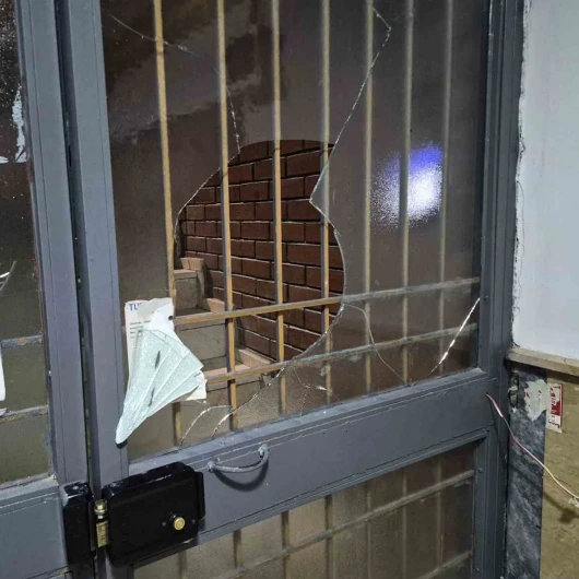 Eskişehir'de kapıyı kırıp husumetlisinin evini basmaya çalıştı