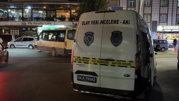 Sultangazi'de eşiyle konuştuğunu iddia ettiği kişiyi sırtından vurdu