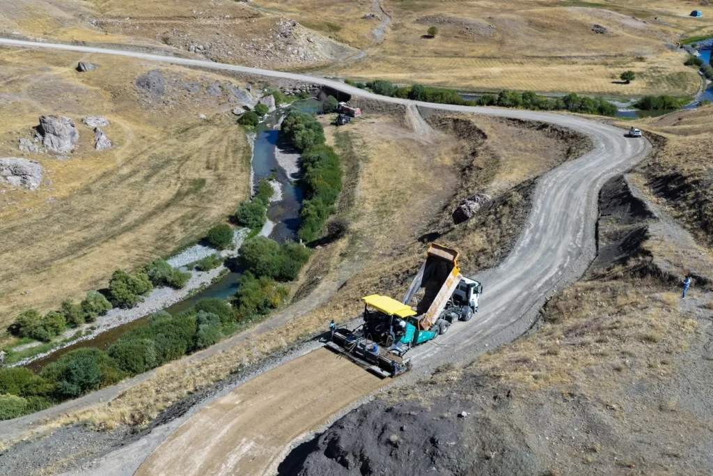 Van’ın Şırnak sınırındaki yolunda sıcak asfalt çalışması