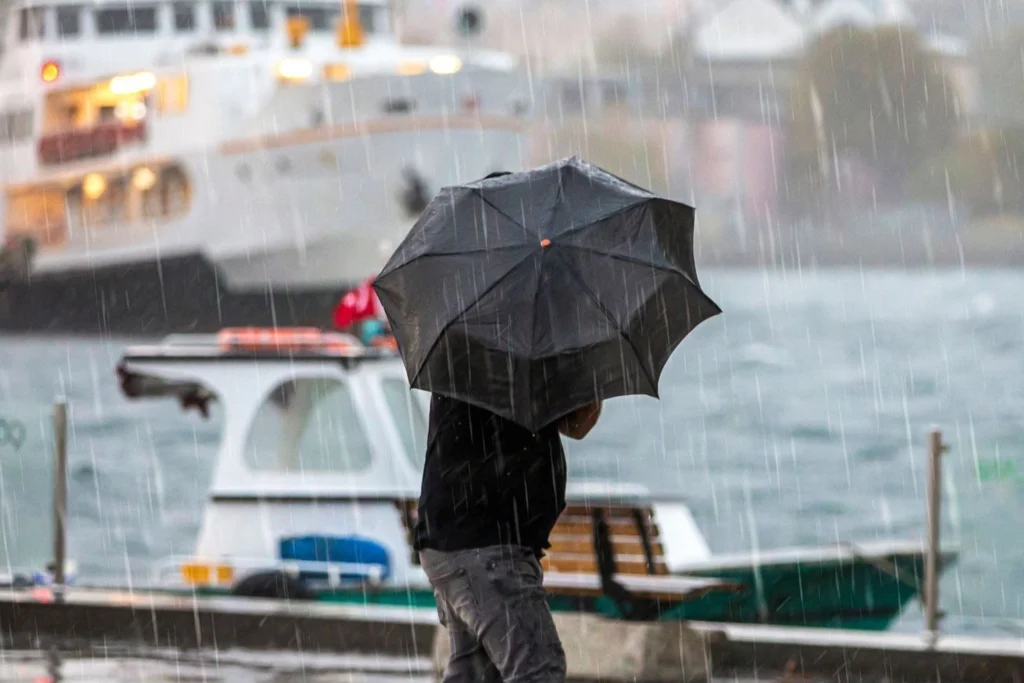 AKOM’dan İstanbul için kuvvetli sağanak ve fırtına uyarısı