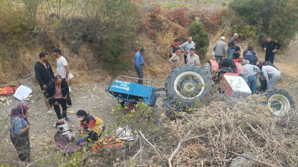 Manisa'da traktör devrildi: 2 kişi öldü, 3 kişi yaralandı