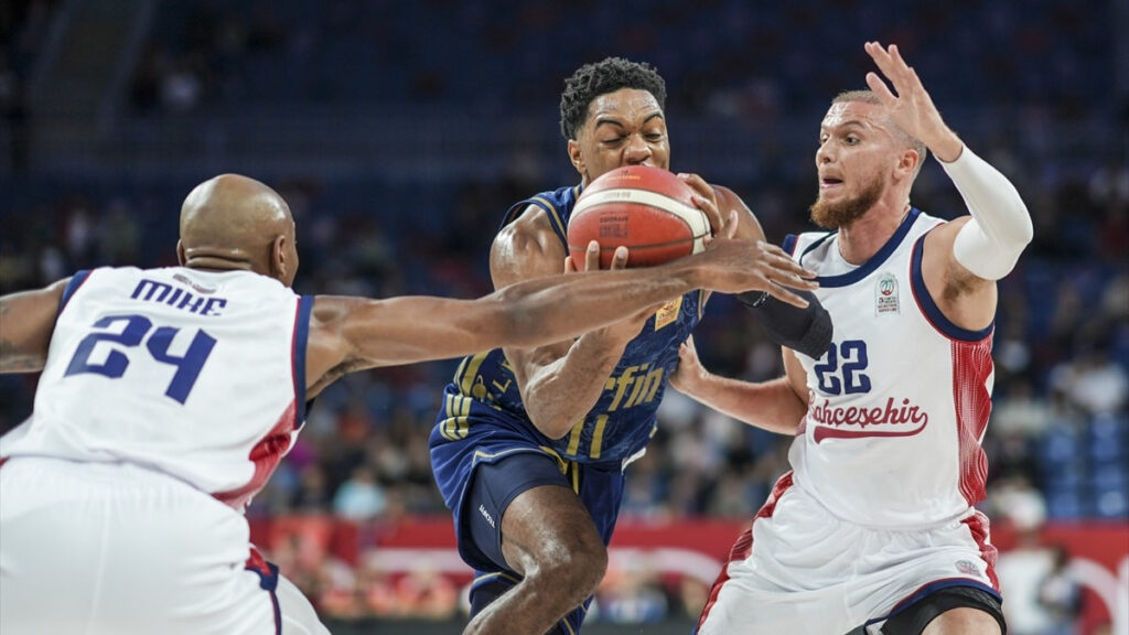 Fenerbahçe sezona Bahçeşehir Koleji'ne 98-83 yenildi