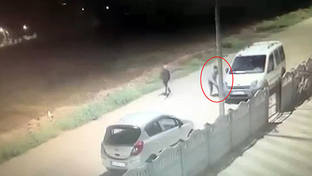 Afyonkarahisar'da vandallar araçların lastiklerini kesti