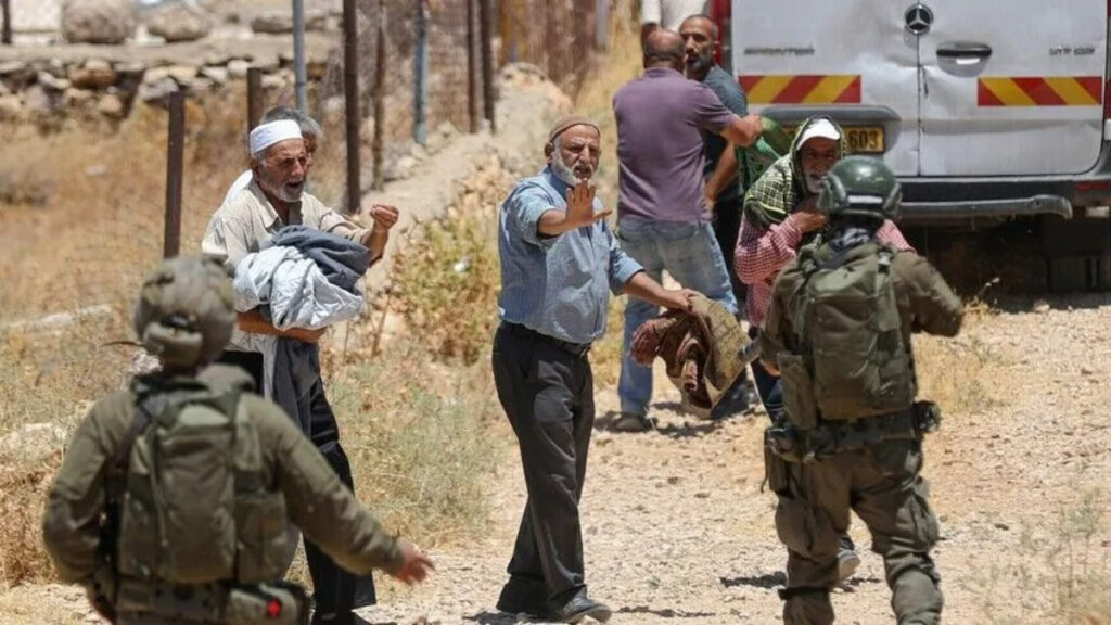 Filistin topraklarını gasbeden İsrailliler, 2 Filistinliyi yaraladı