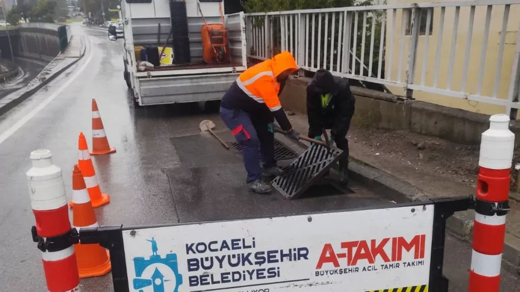Kocaeli'de yağışa karşı Büyükşehir ekipleri teyakkuzda