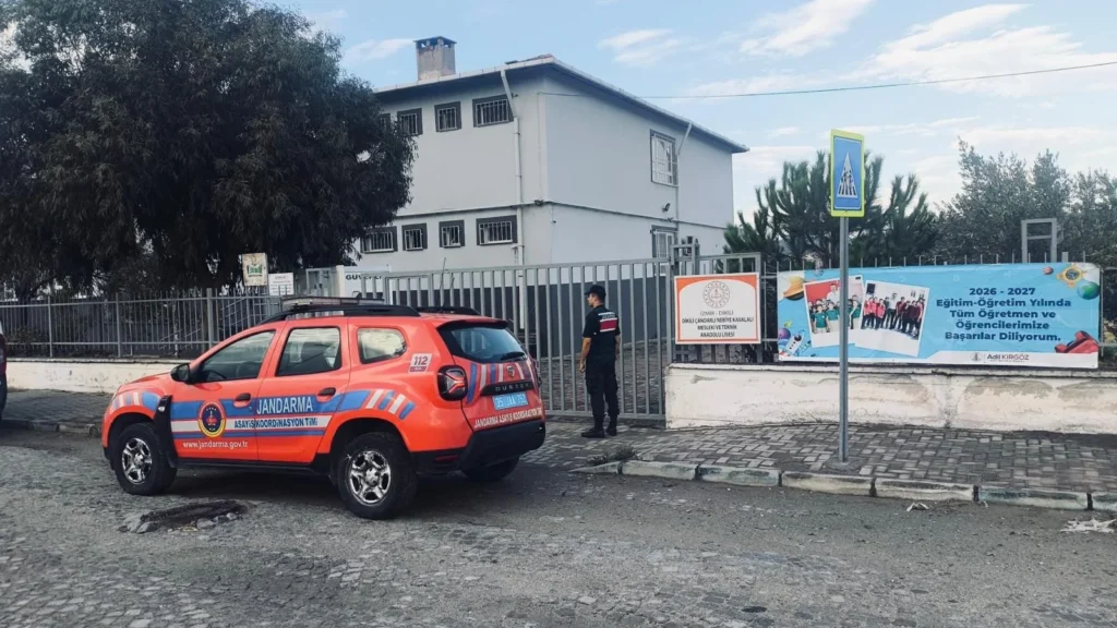 Çandarlı’da okul giriş çıkışlarında jandarma güvenliği sürüyor