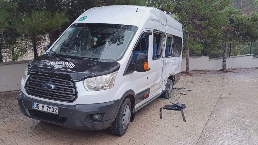 Amasya'da halk otobüsü ile öğrenci servisi çarpıştı: 4 yaralı