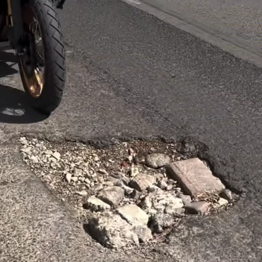 İzmir'de bozuk yolları genç onardı, belediyeye tepki yağdı