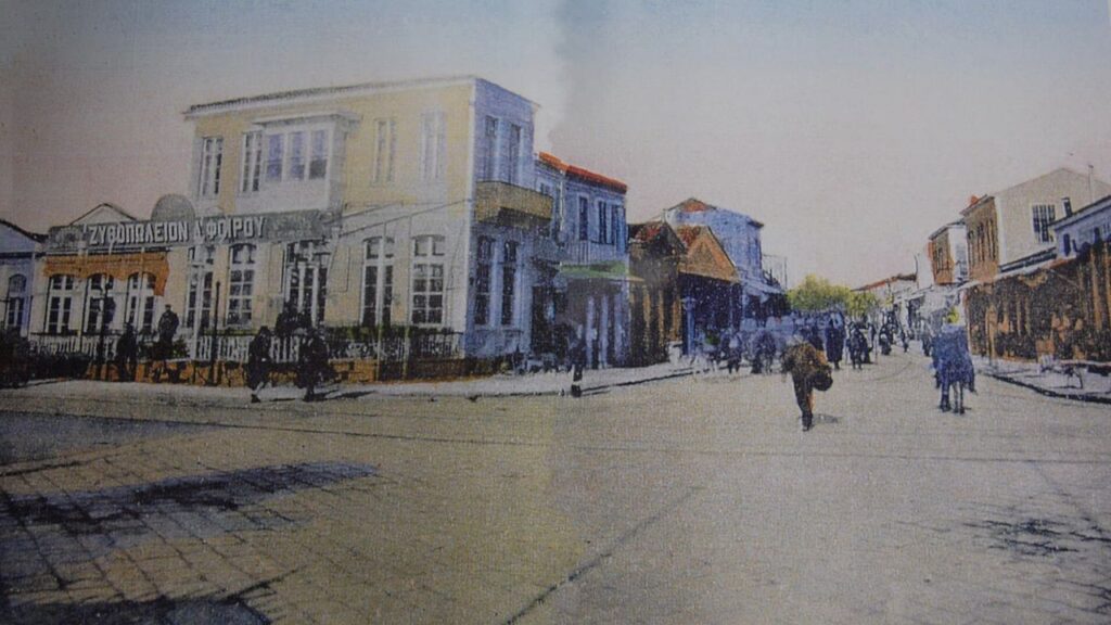 Karşıyaka çarşı girişi ve Hergele Meydanı'ndan eski fotoğraf