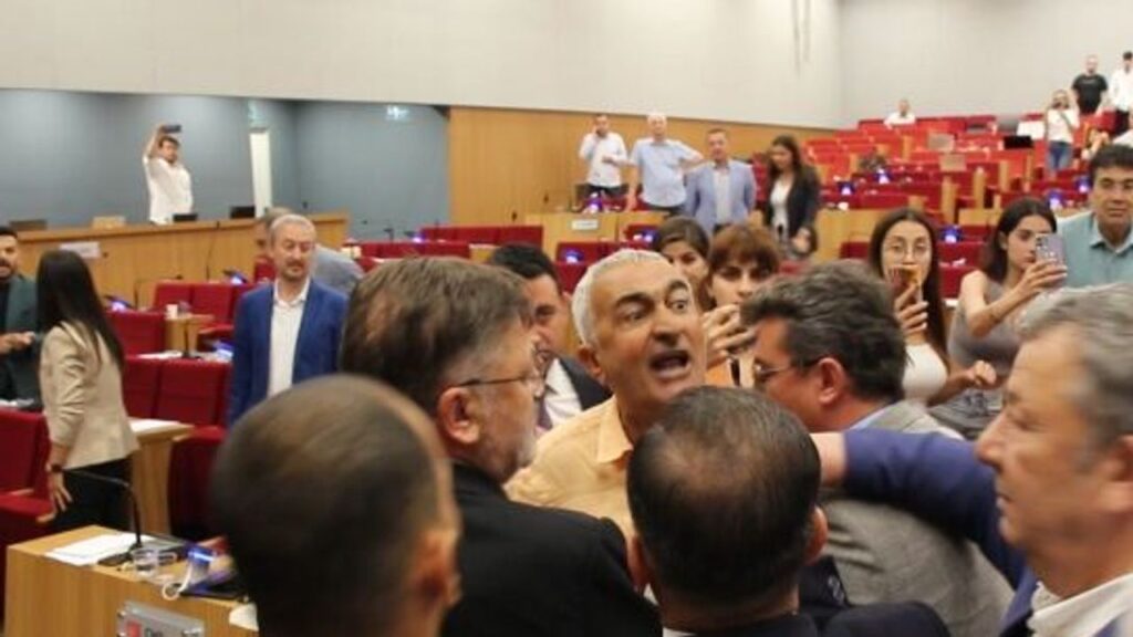 İzmir Büyükşehir Meclisi'nde haziran birleşiminde arbede