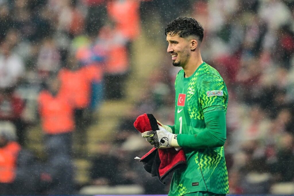 Altay Bayındır'ın kritik hataları gündemde, tepkiler büyüyor
