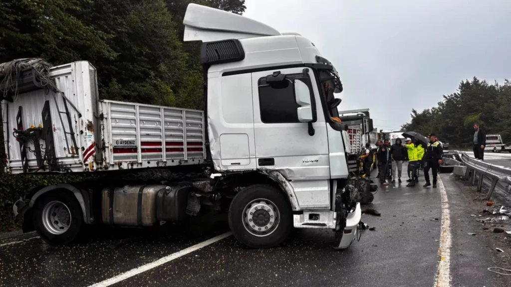 Akçakoca'da tır kazası: sürücü yara almadı, ulaşım kısa süre aksadı