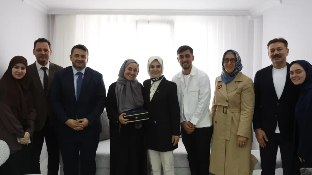 Bakan Göktaş, evlilik kredisiyle yuva kuran çifti ziyaret etti