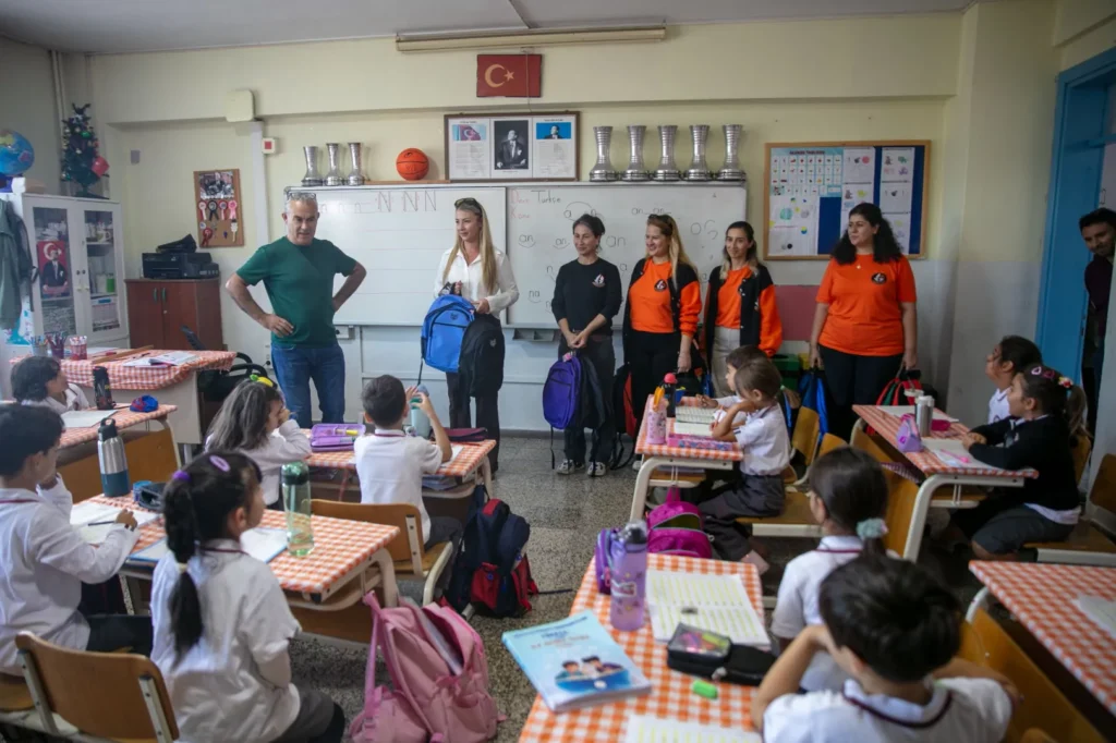 İzmir Güzelbahçe'de 1.100 öğrenciye çanta ve kırtasiye desteği